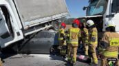 BMW 5 wbite pod busa przez 40-tonowy zestaw – 1 osoba ranna