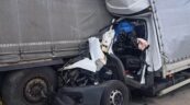 Bus wbity w tył naczepy na niemieckiej A17. Kierowca przeżył
