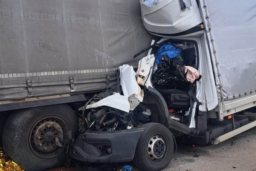 Bus wbity w tył naczepy na niemieckiej A17. Kierowca przeżył