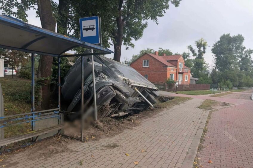 Daily zepchnięte przez ciężarówkę do rowu. Kierowca busa ranny