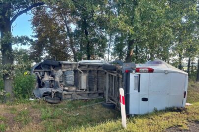 Ducato wygięte jak banan po uderzeniu w drzewo na DK 11