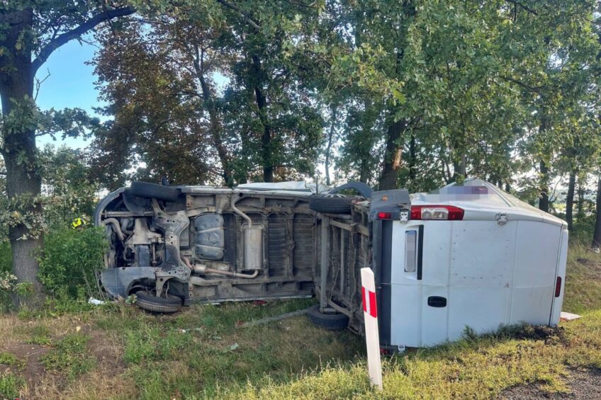 Ducato wygięte jak banan po uderzeniu w drzewo na DK 11