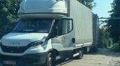 Kierowca Iveco Daily z przyczepą wyrwał bramownicę w Redzie