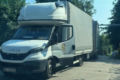 Kierowca Iveco Daily z przyczepą wyrwał bramownicę w Redzie