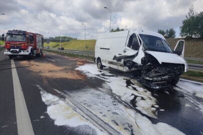 Movano wjechało w barierki na S7. W akcji śmigłowiec LPR