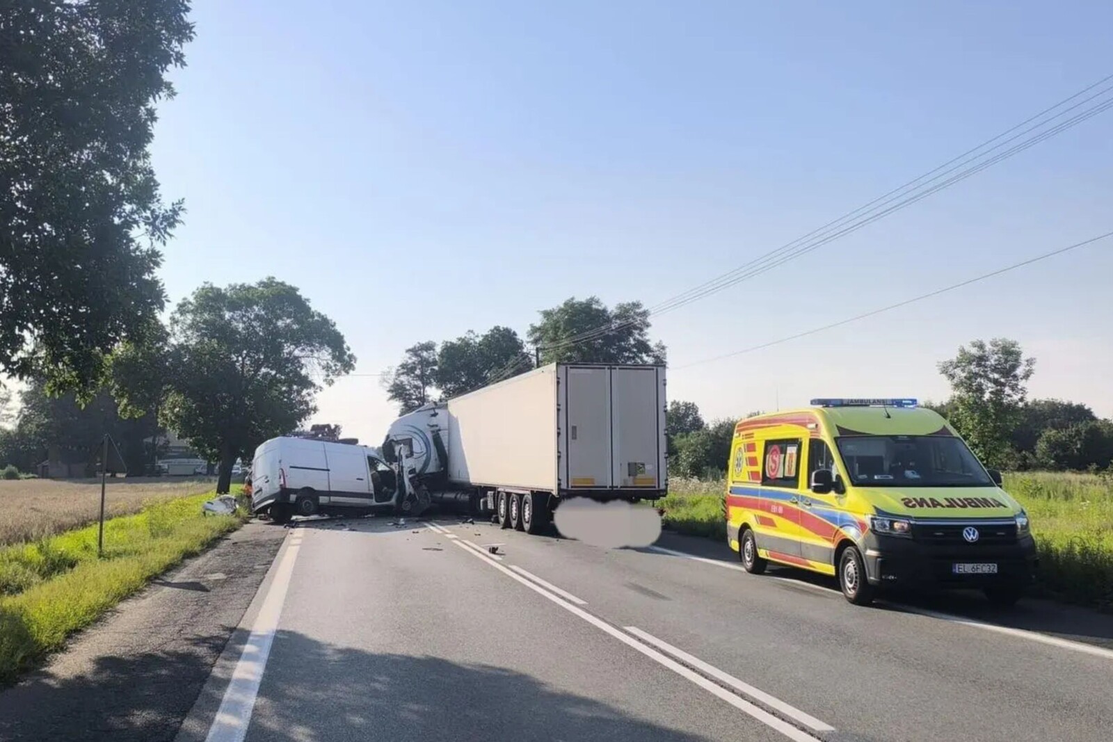 Na DK 91 bus wjechał w 40-tonowy zestaw – 2 osoby zakleszczone