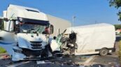 Na DK 91 bus wjechał w 40-tonowy zestaw – 2 osoby zakleszczone