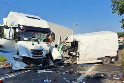 Na DK 91 bus wjechał w 40-tonowy zestaw – 2 osoby zakleszczone