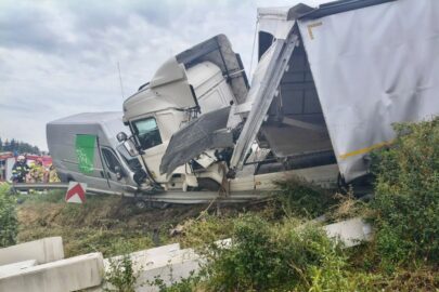 Na łuku drogi 40-tonowy zestaw uderzył w Ducato – ranne 2 osoby