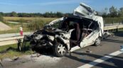 Na S5 Dacia Dokker uderzyła w tył naczepy. Kierowca vana zmarł