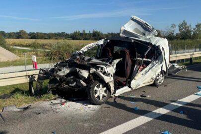 Na S5 Dacia Dokker uderzyła w tył naczepy. Kierowca vana zmarł