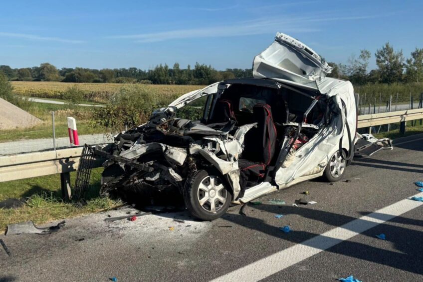 Na S5 Dacia Dokker uderzyła w tył naczepy. Kierowca vana zmarł