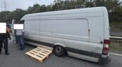 Od przeciążonego Sprintera odpadło koło – A48 zablokowana