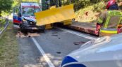 Z naczepy spadł spychacz i uderzył w jadącą na „bombach” karetkę