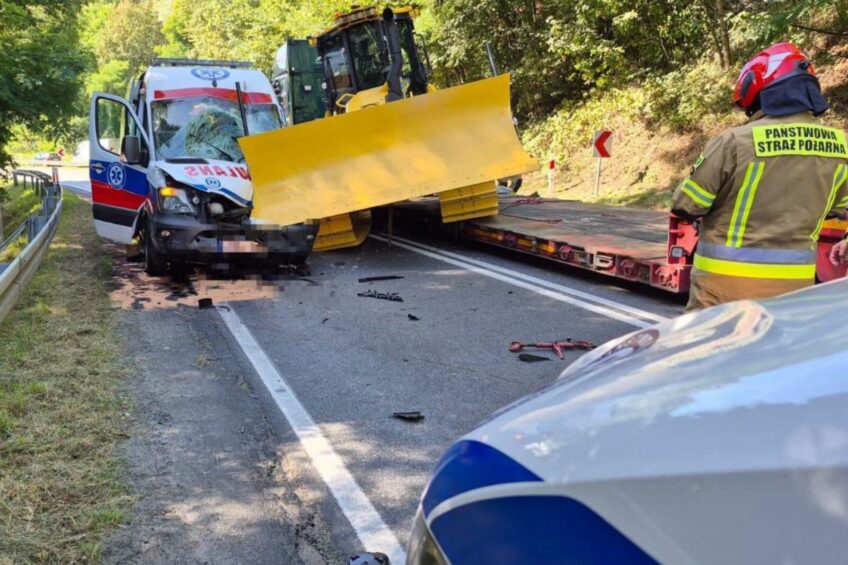 Z naczepy spadł spychacz i uderzył w jadącą na „bombach” karetkę