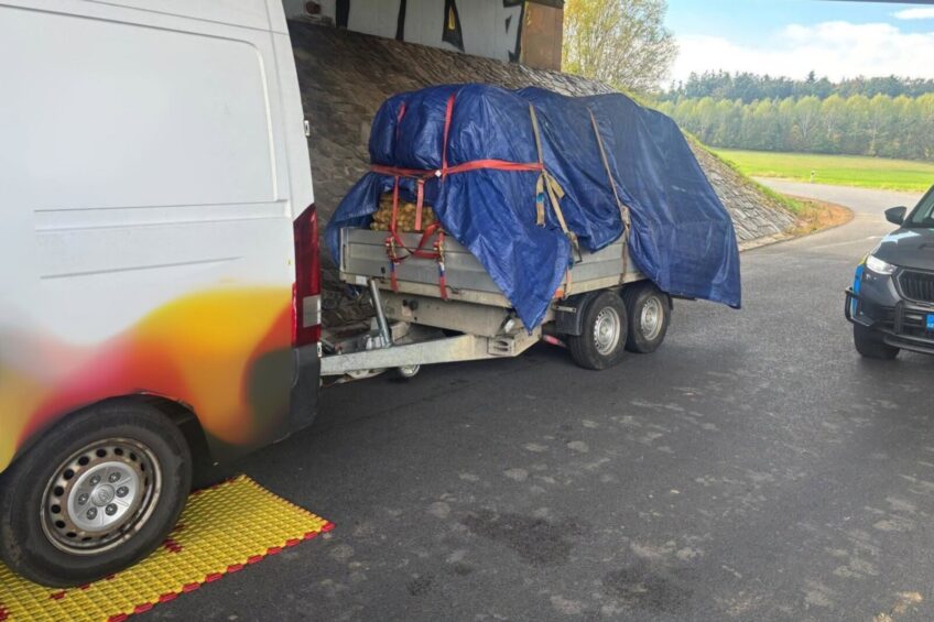 Bus z przyczepą jechał 60 km/h po D1. Policja sprawdziła masy