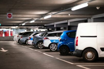 Gdzie sprawdzi się program do rozpoznawania tablic rejestracyjnych poza parkingami i punktami kontroli?
