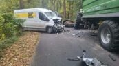 Kurierski Maxus Deliver 9 uderzył w traktor – kierowca „blaszki” w szpitalu