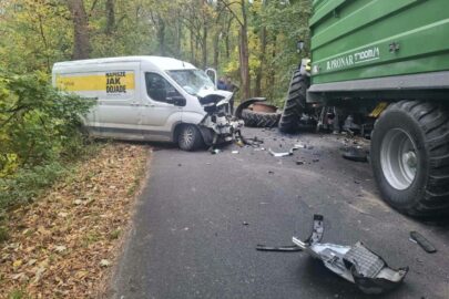 Kurierski Maxus Deliver 9 uderzył w traktor – kierowca „blaszki” w szpitalu