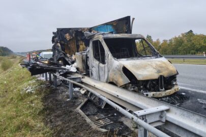 Na A1 spaliło się Renault Master – kierowca stanie przed sądem