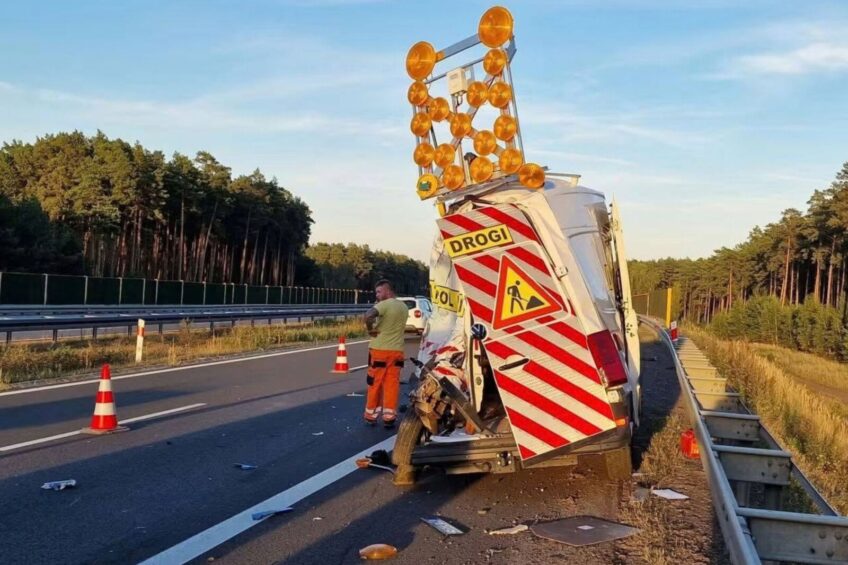 Na S3 tandem wjechał w busa drogowców. Kierowca był w ładowni