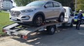 Próbował uciekać autolawetą ze skradzionym SUV-em na „plecach”