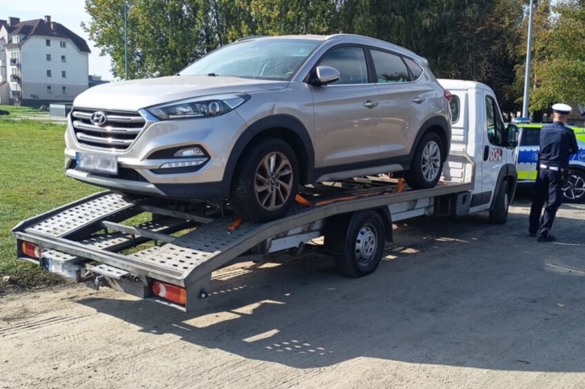 Próbował uciekać autolawetą ze skradzionym SUV-em na „plecach”