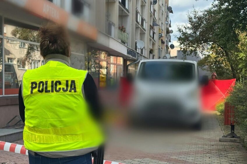 Transit Custom potrącił na chodniku pieszą. Kobieta zmarła