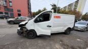 Uciekał skradzionym Renault Trafic. Uszkodził m.in. 2 radiowozy