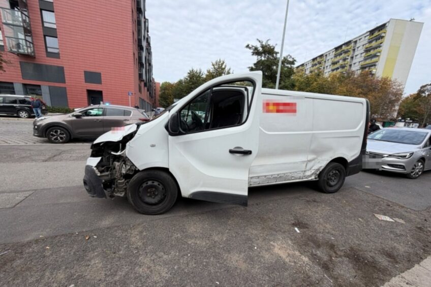 Uciekał skradzionym Renault Trafic. Uszkodził m.in. 2 radiowozy
